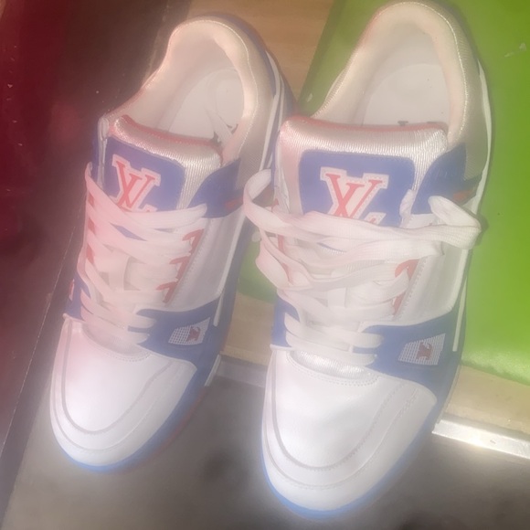 Louis Vuitton - Picture 3 of 3